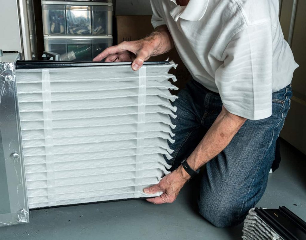 st. louis man installing air filter